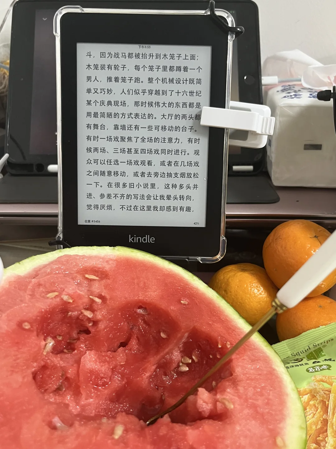 发现电子书重要优势：可以躺着吃东西看