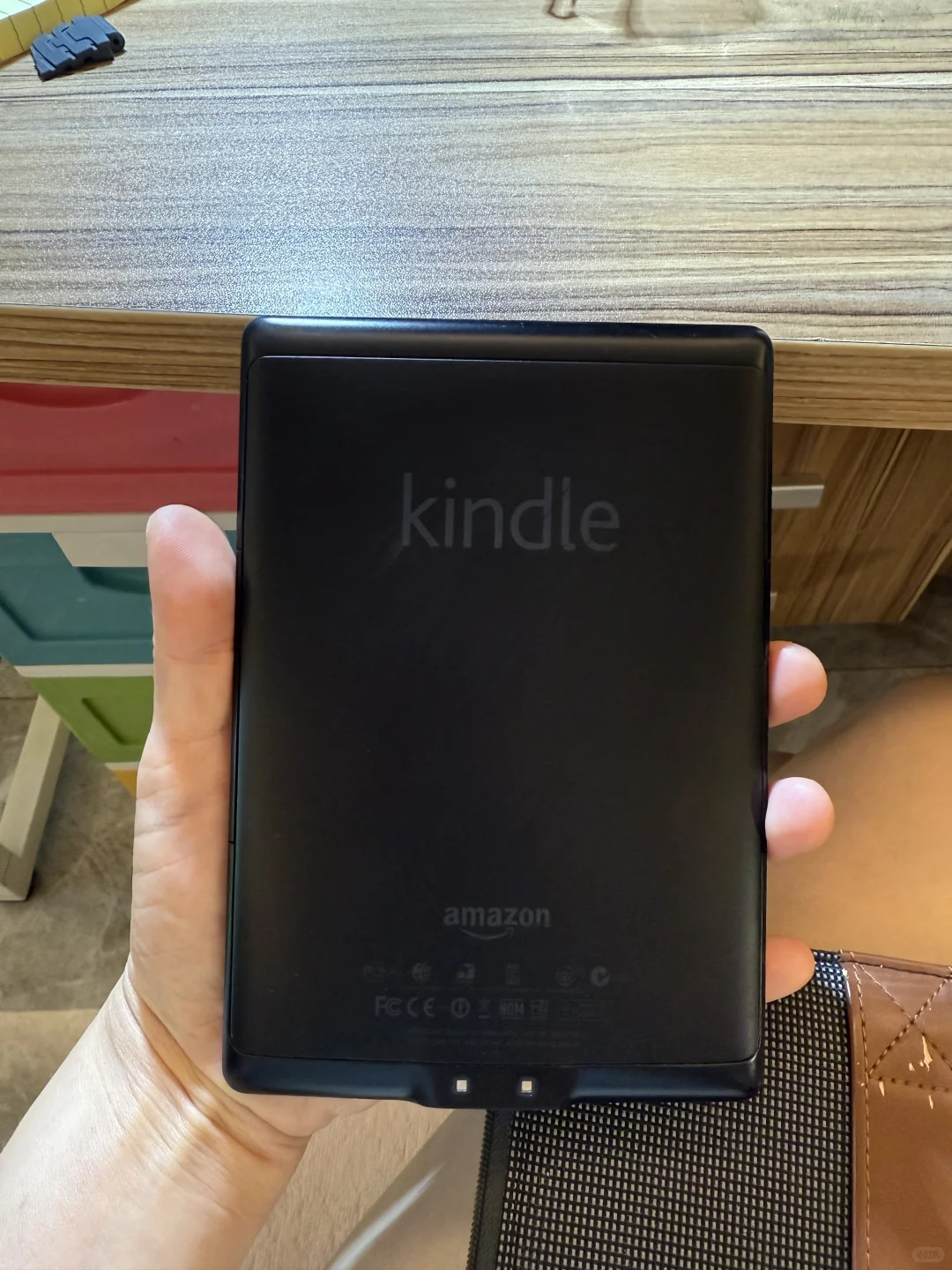 把Kindle后面的亲肤材质搞掉了