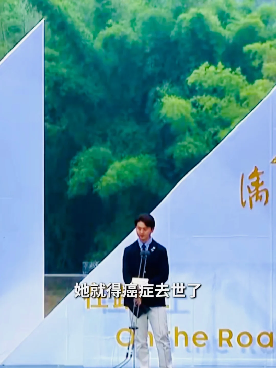 笑着笑着又哭了😭余华也被刀了一次