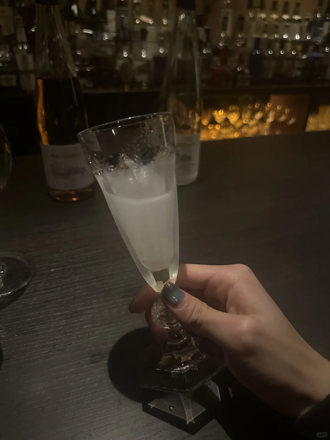 送了一瓶白酒給東京最愛酒吧的老板