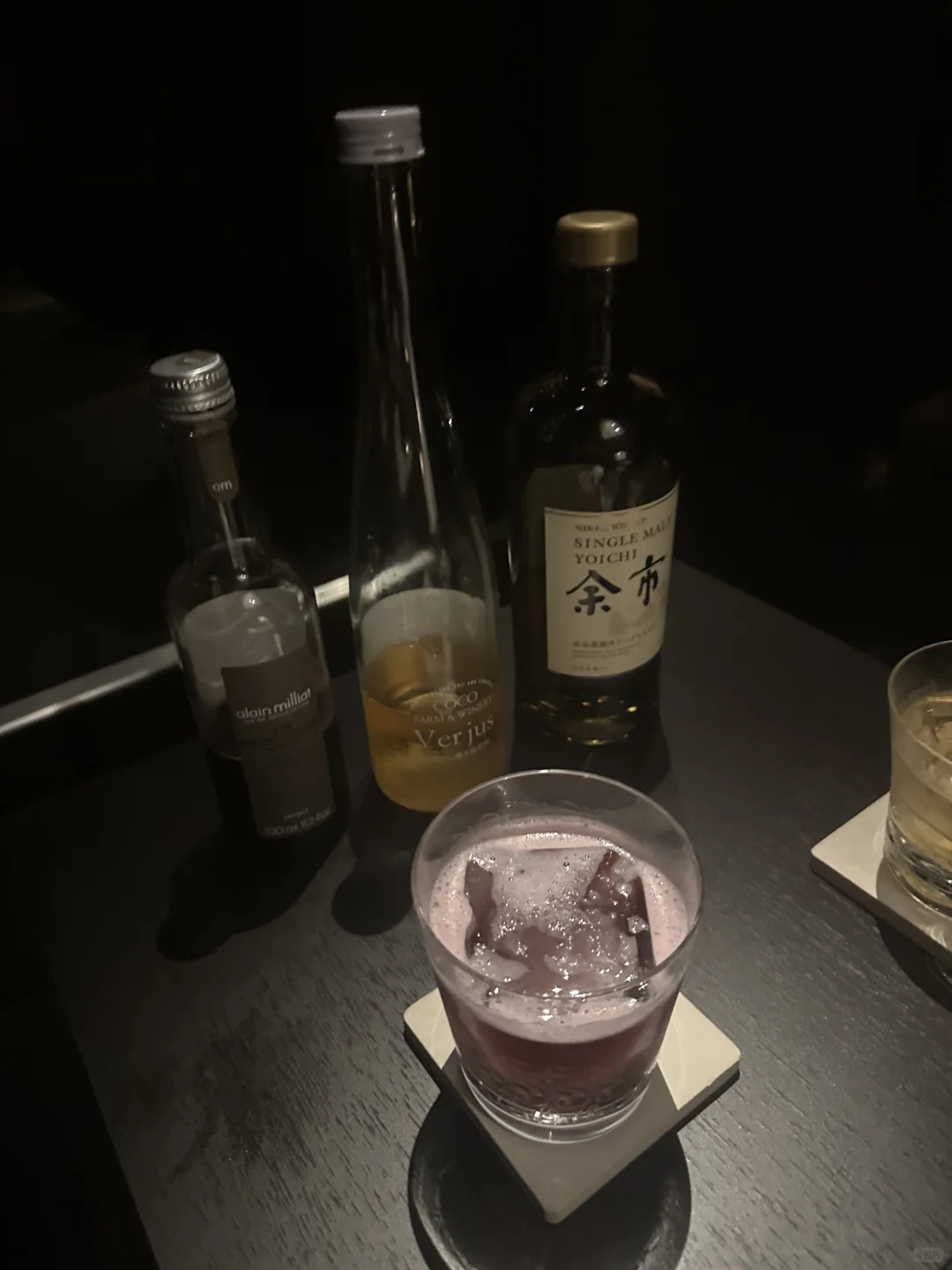 送了一瓶白酒給東京最愛酒吧的老板