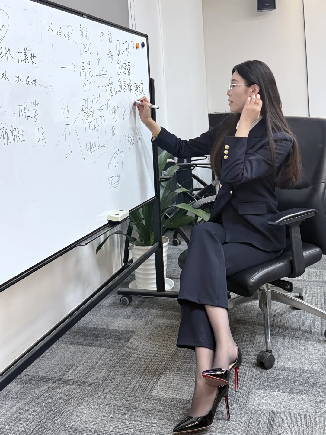 175汽车女销售