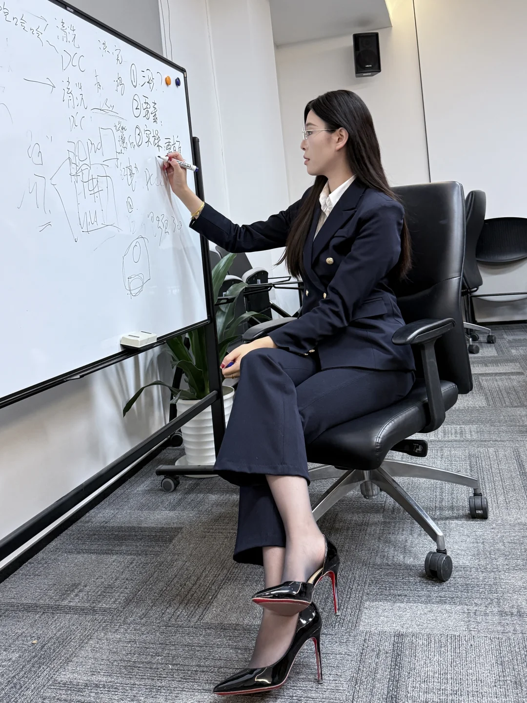 175汽车女销售