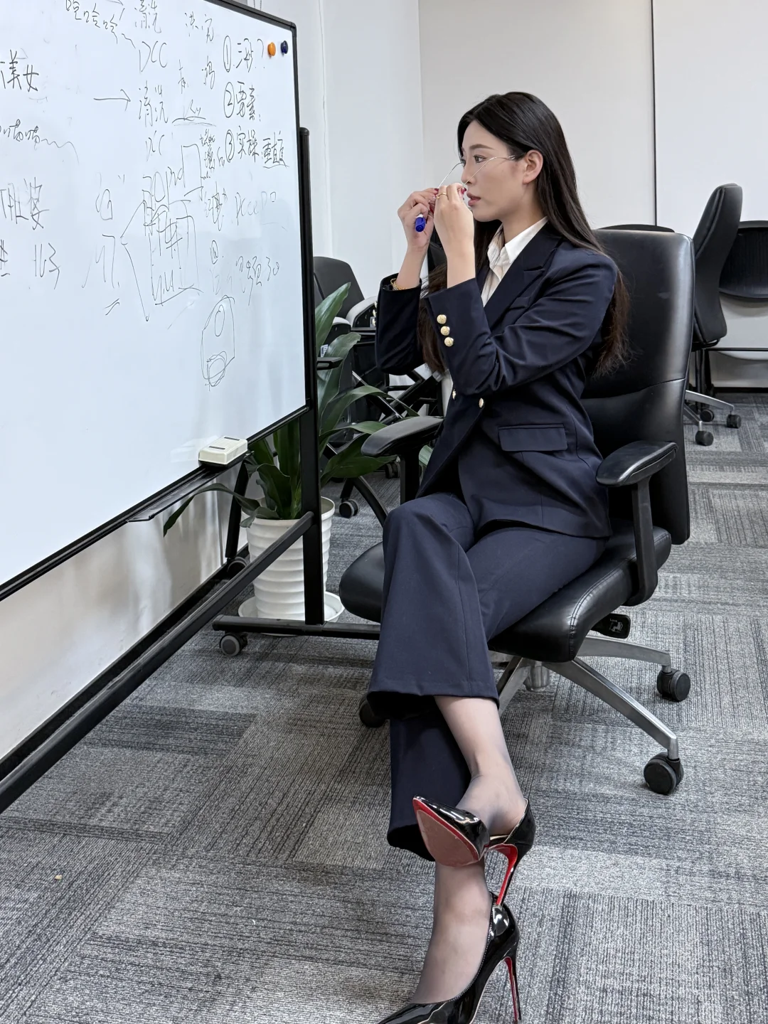 175汽车女销售