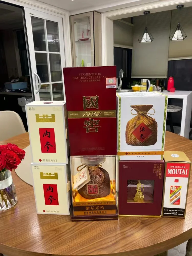 拜访领导家，看他常喝的酒，茅台竟成了陪衬