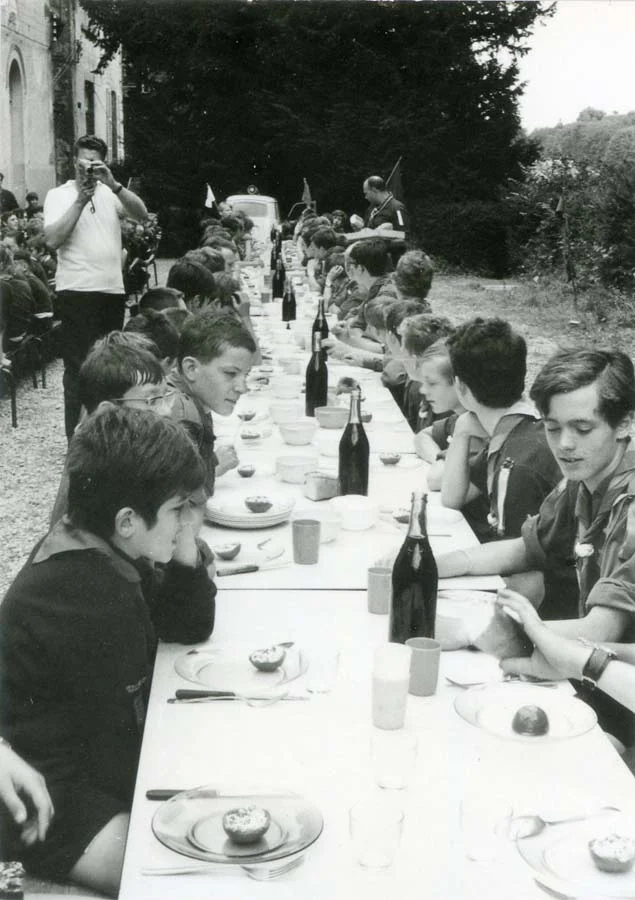 1950年法國(guó)钟骏，小學(xué)生在校食堂把葡萄酒當(dāng)水喝