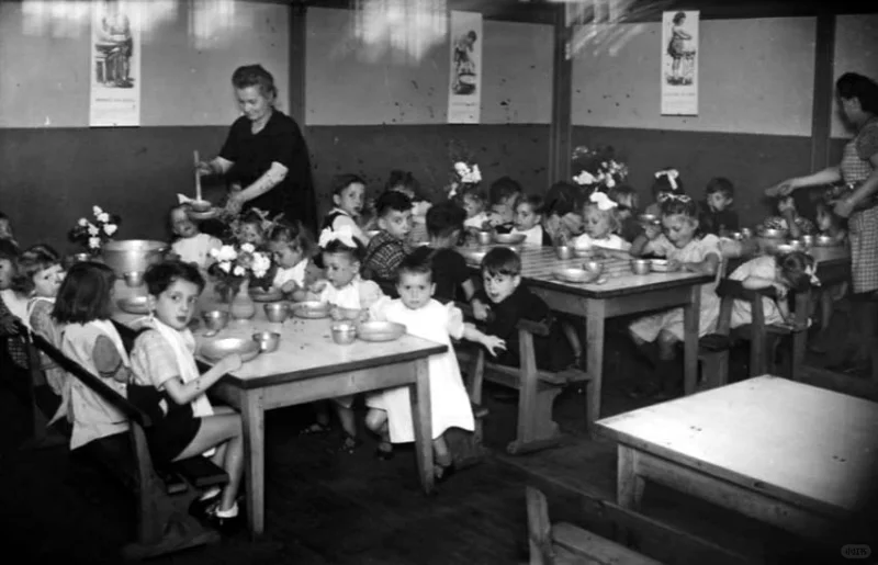 1950年法國(guó)虎铅，小學(xué)生在校食堂把葡萄酒當(dāng)水喝