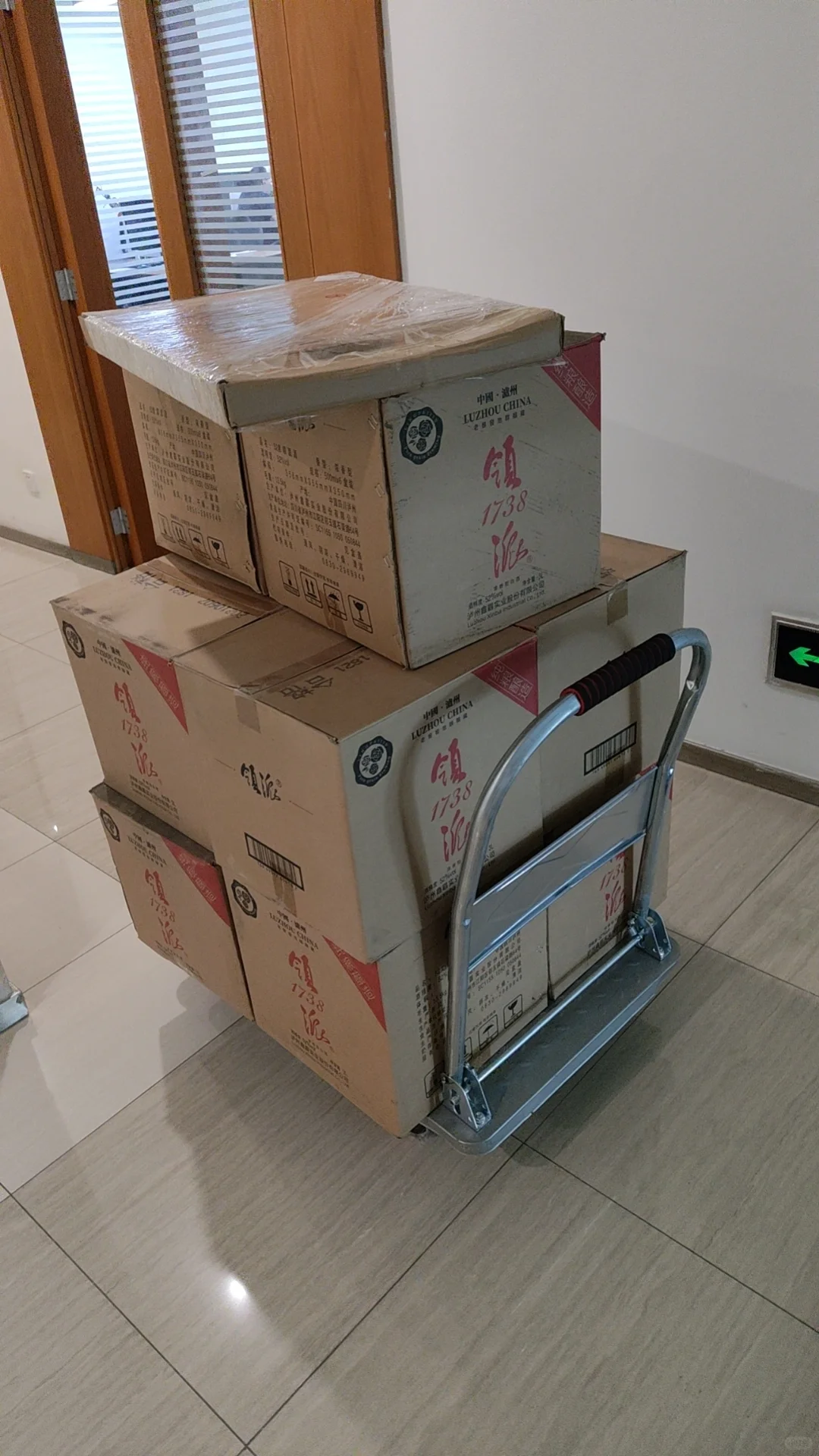 公司破产老板只能用白酒抵工资
