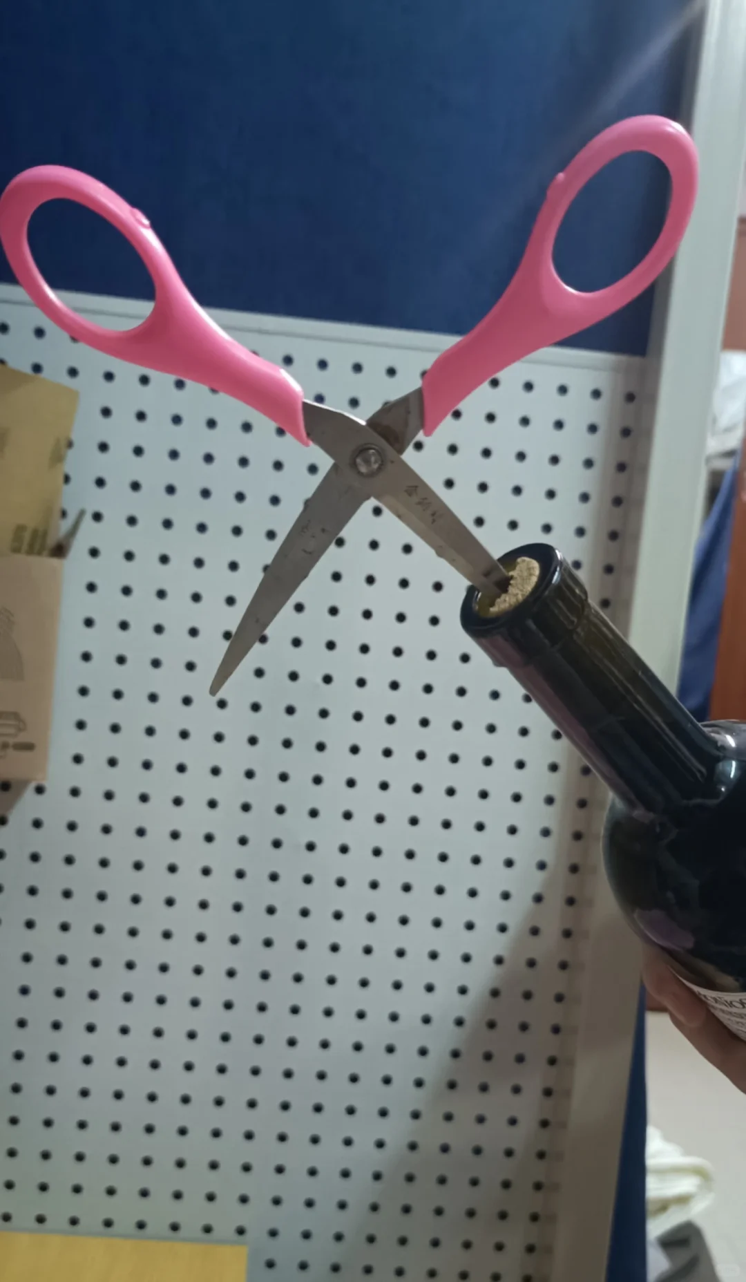 大学生没有开瓶器如何开红酒