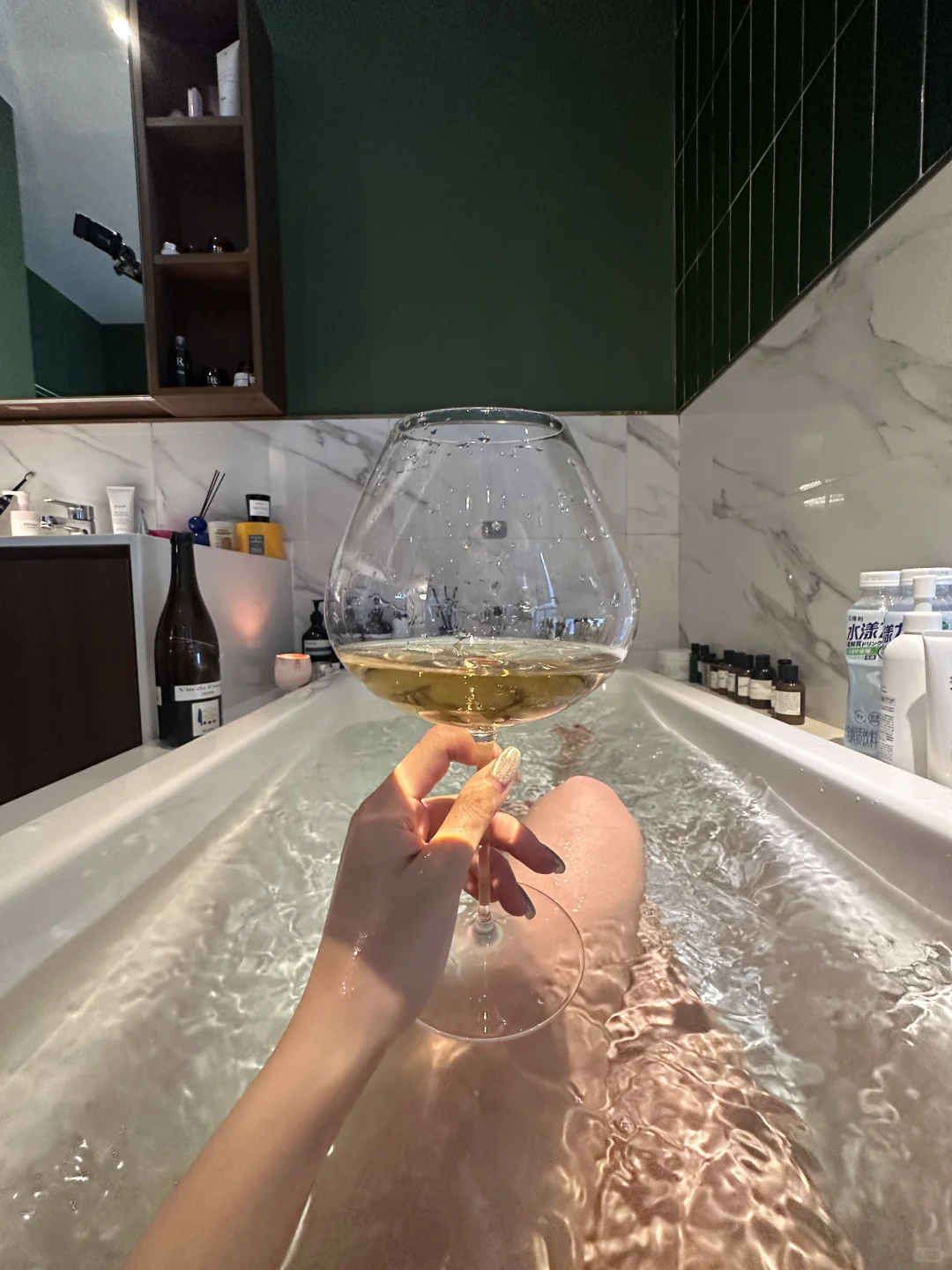 浴缸里喝菜刀 ?尝尝自然酒天花板