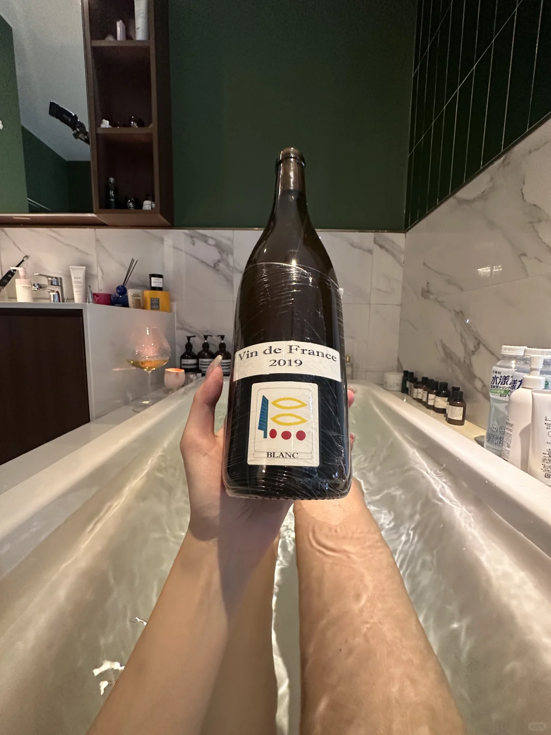 浴缸里喝菜刀 ?尝尝自然酒天花板