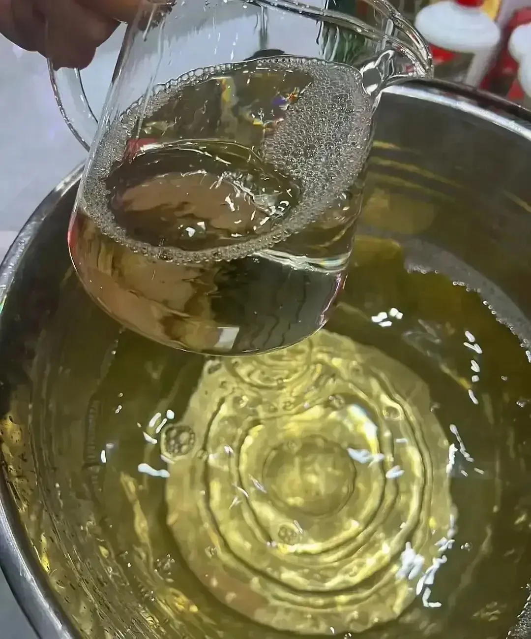 酒坛子里打老酒，闻着都醉呼呼的