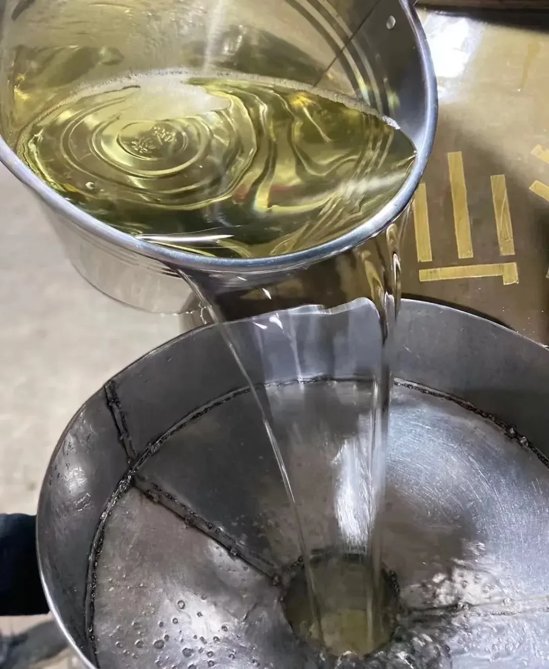 酒坛子里打老酒，闻着都醉呼呼的