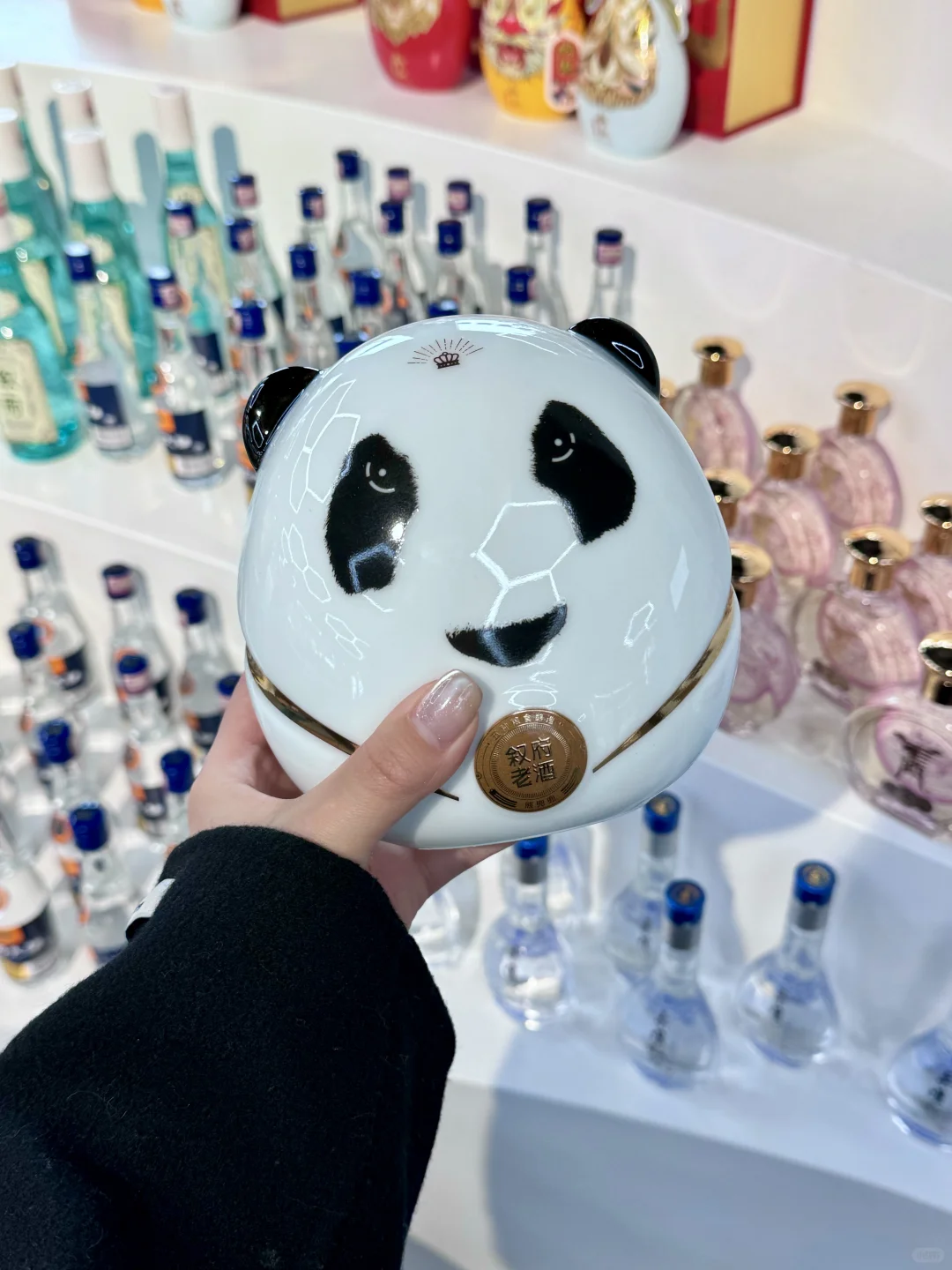 这白酒玩得好花...难怪川渝酒坛子都往这跑!