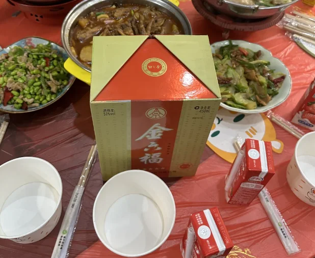 想在家宴上给客人留下好印象？这3款百元白酒入口绵柔，香气四溢