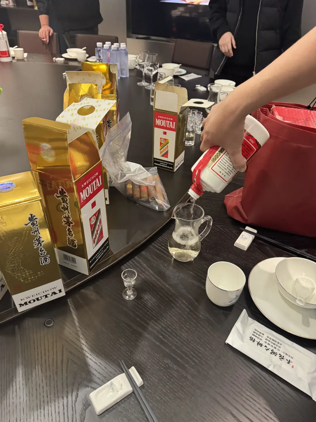 欠小几个亿的破产少爷，饭局竞开天价茅子？