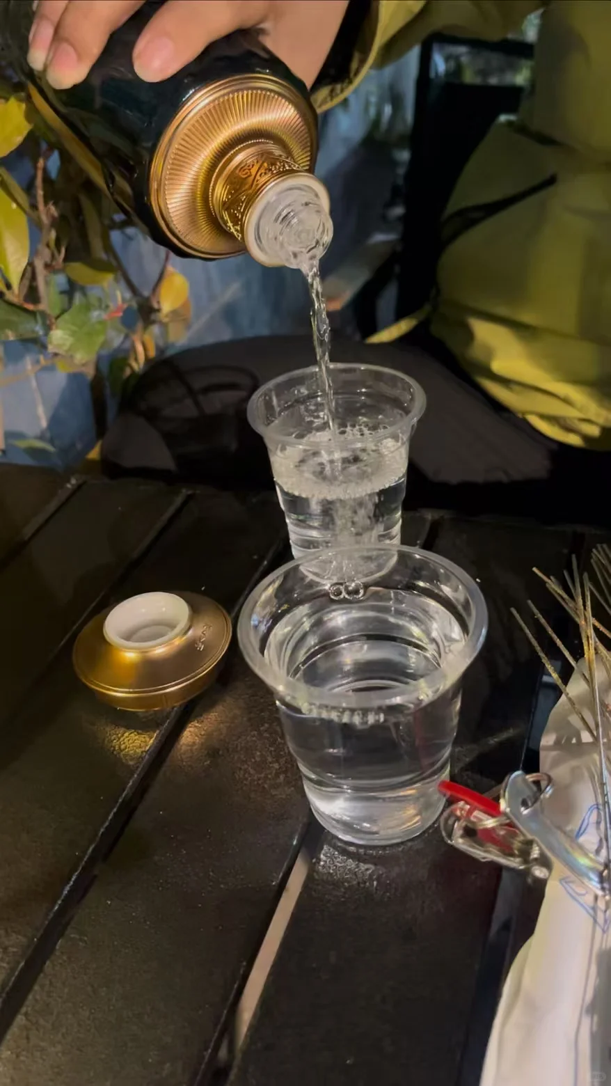 喝白酒并非本意，喝的是人间清醒