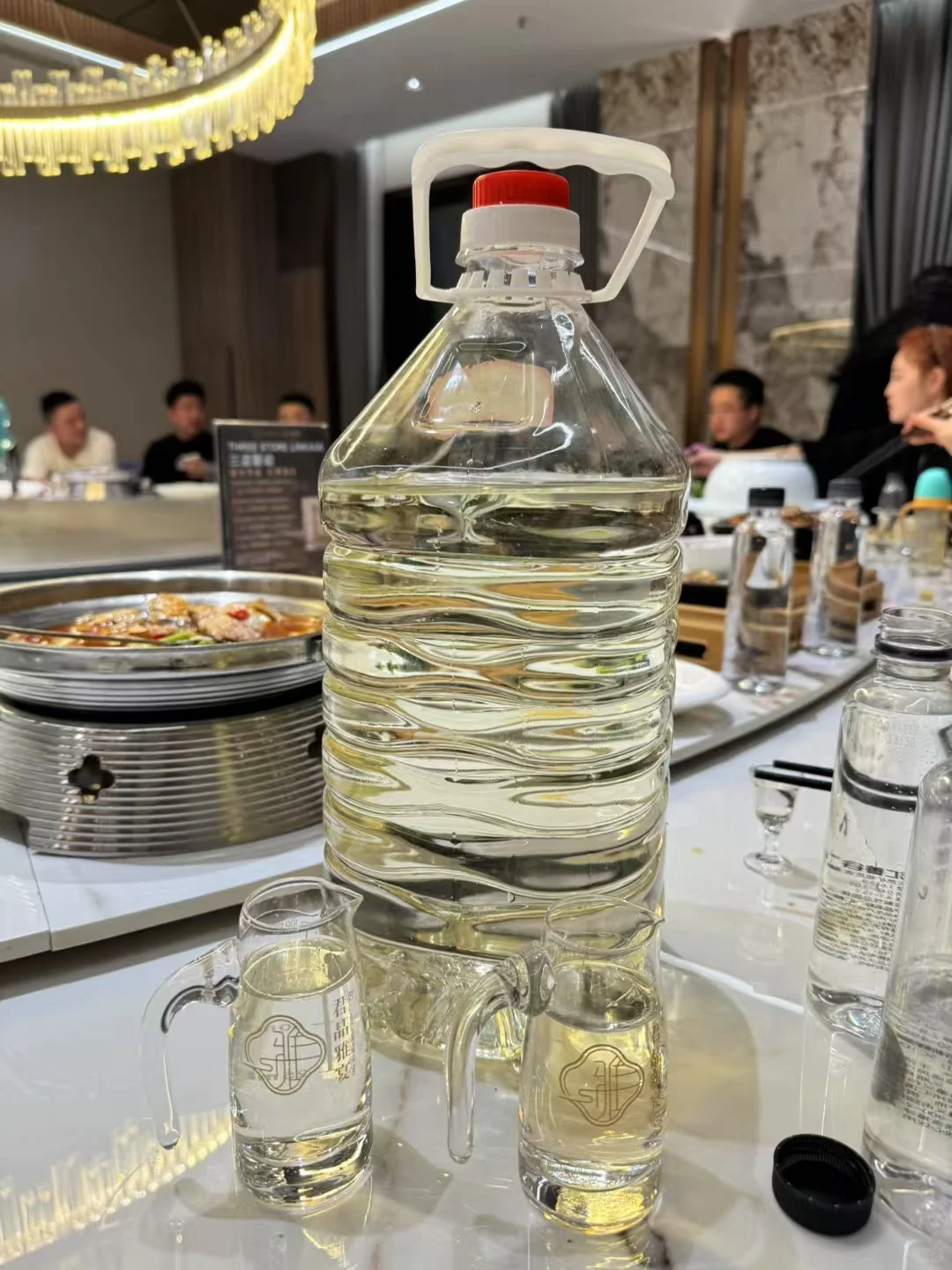 岁月沉淀的琥珀光，一滴酱香见乾坤