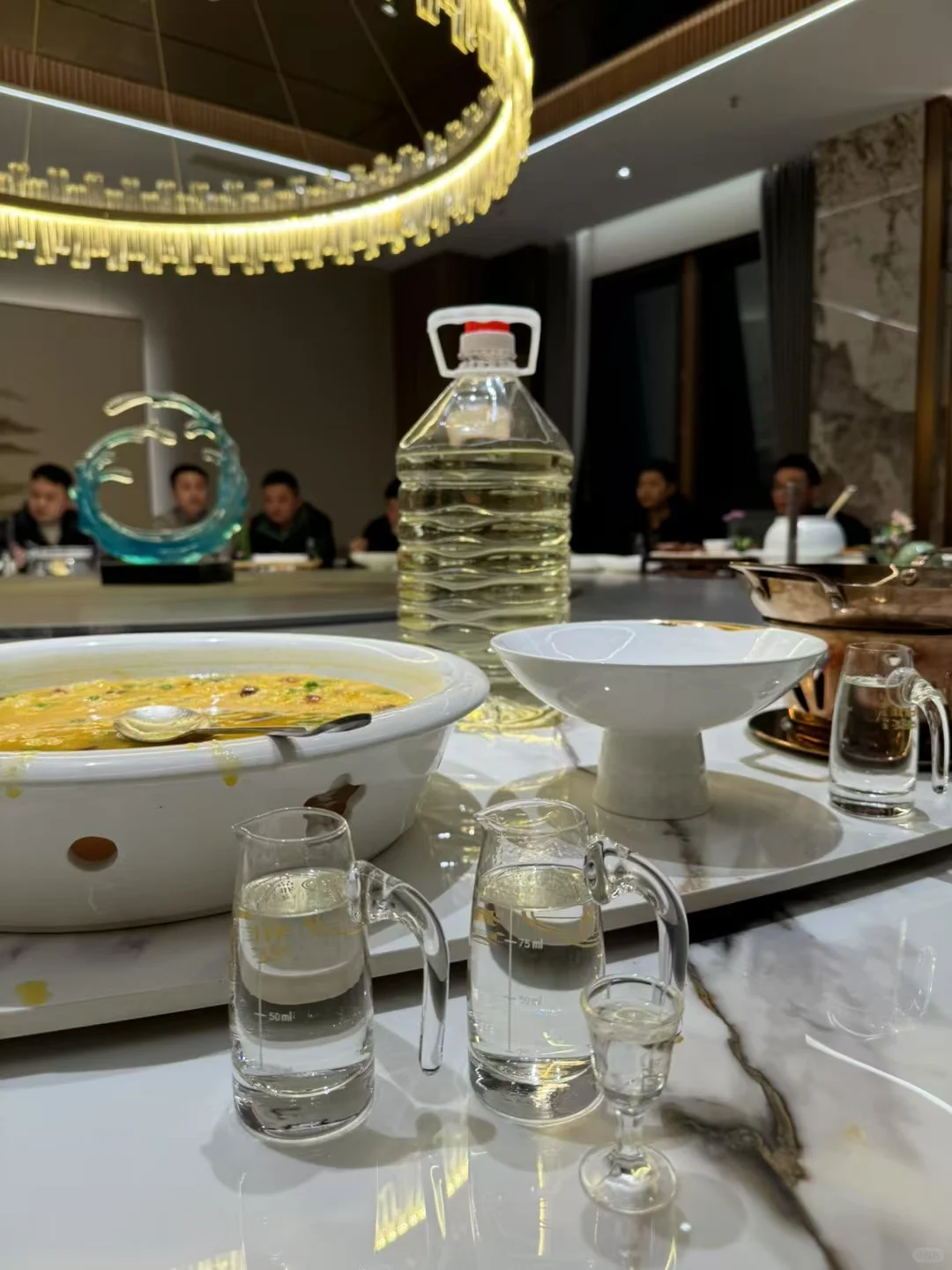 岁月沉淀的琥珀光，一滴酱香见乾坤