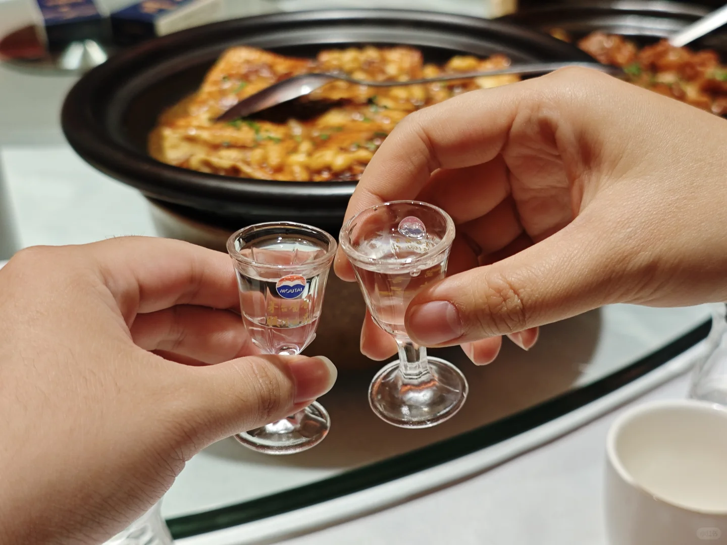 为什么喝酱酒要用小杯喝?