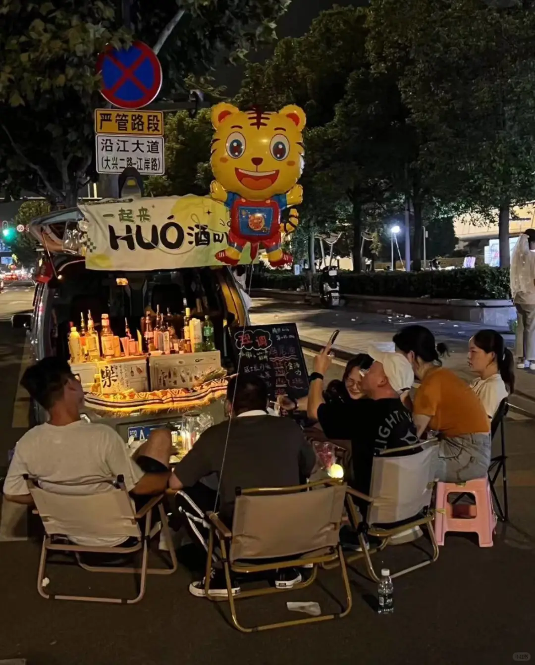 鸡尾酒品牌加盟指南：抓住年轻消费市场商机