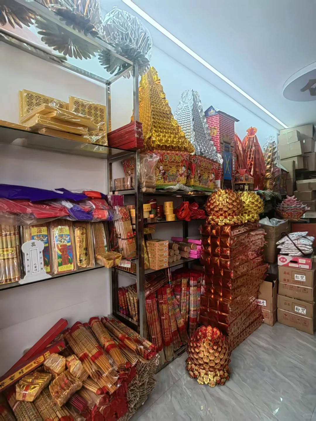 90后大叔裸辞开殡葬用品店，你敢信吗？?