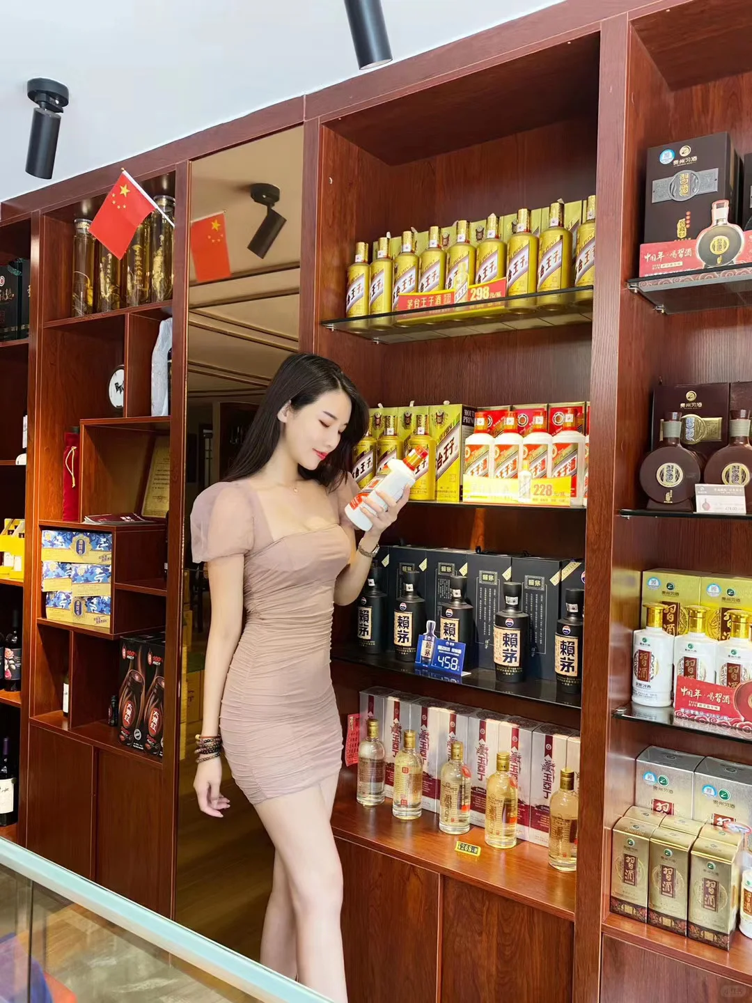 00后女大学生在清远做白酒销售