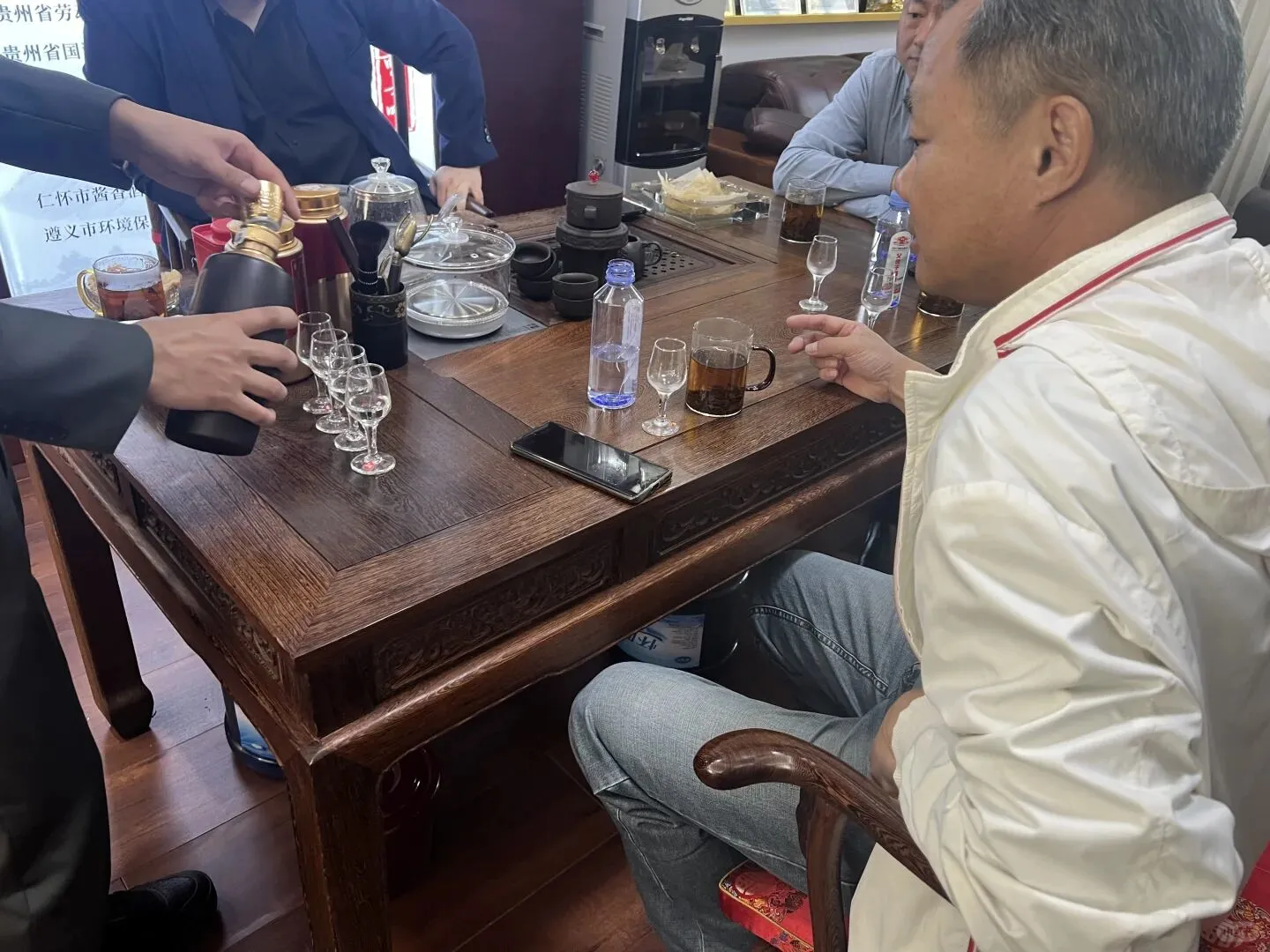 揭秘茅台镇白瓶酒：消费需谨慎，品质才是王