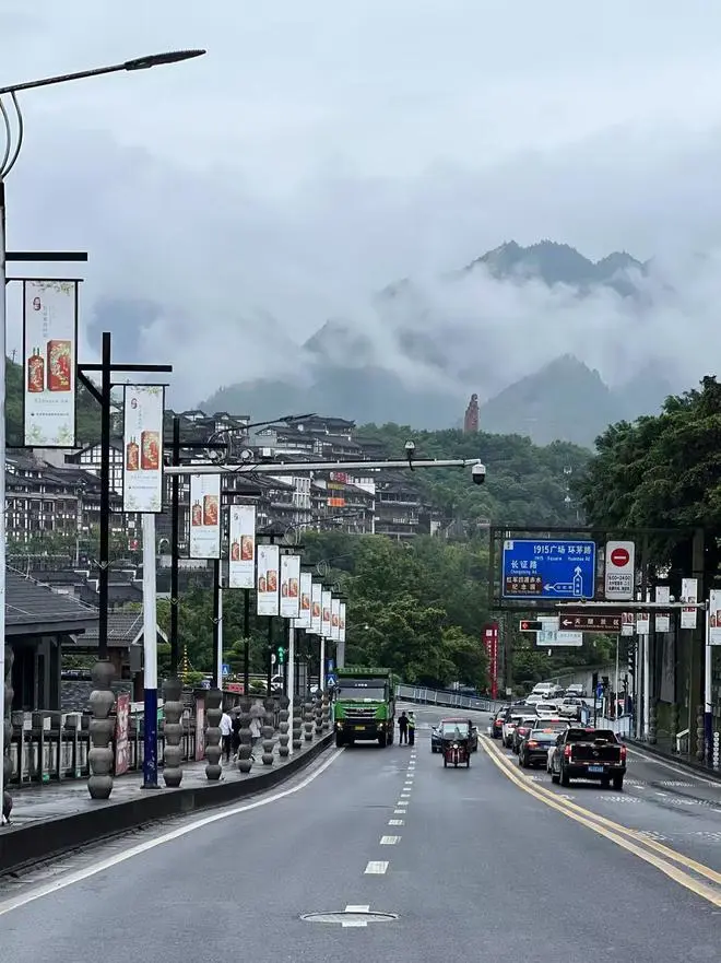 茅台镇卖酒人出摊记：地推与直播背后的阵痛