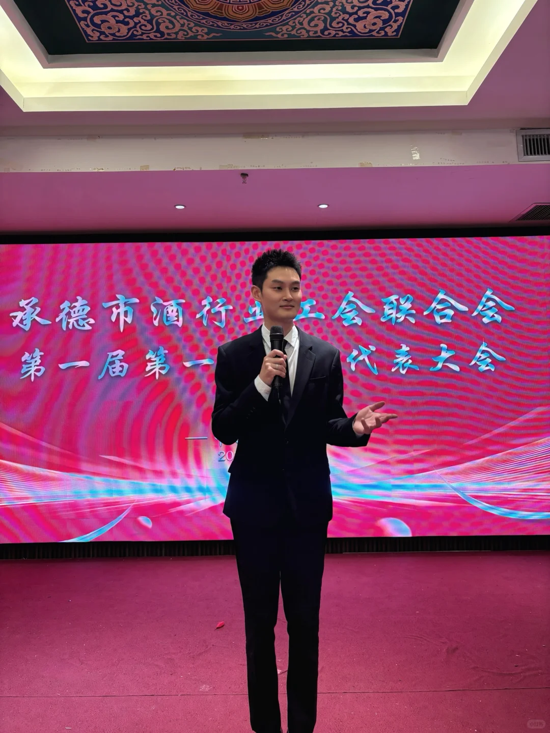 主持会议的一天结束！去跟朋友打网球了?