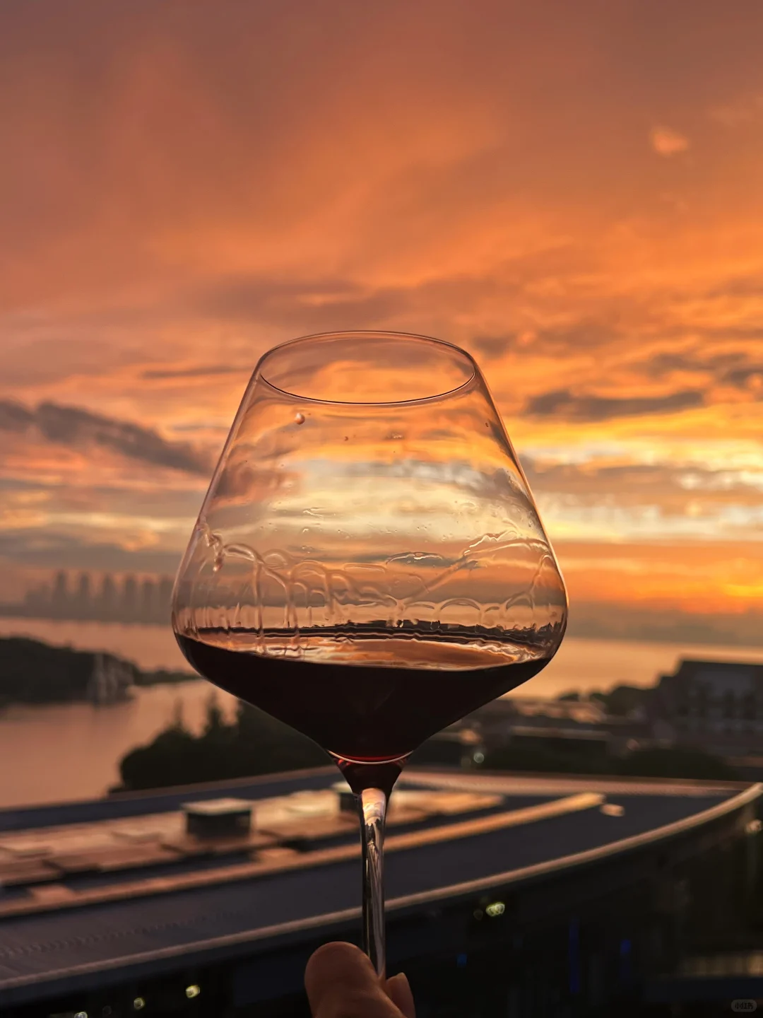为眼前这景多喝了两杯