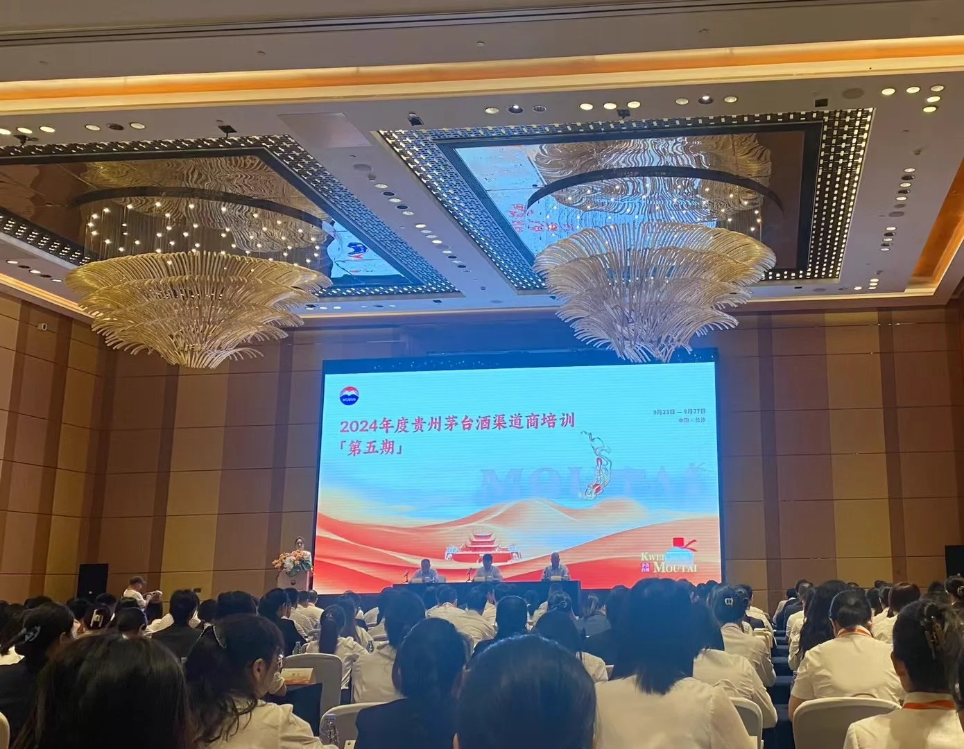 一个茅台专卖店店长都做什么?