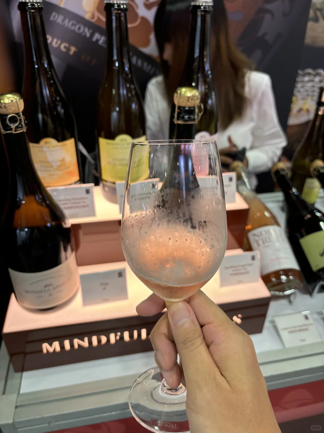 是哪个大聪明在金沙酒展连喝带拿的