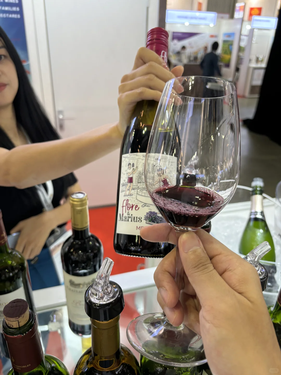 是哪个大聪明在金沙酒展连喝带拿的