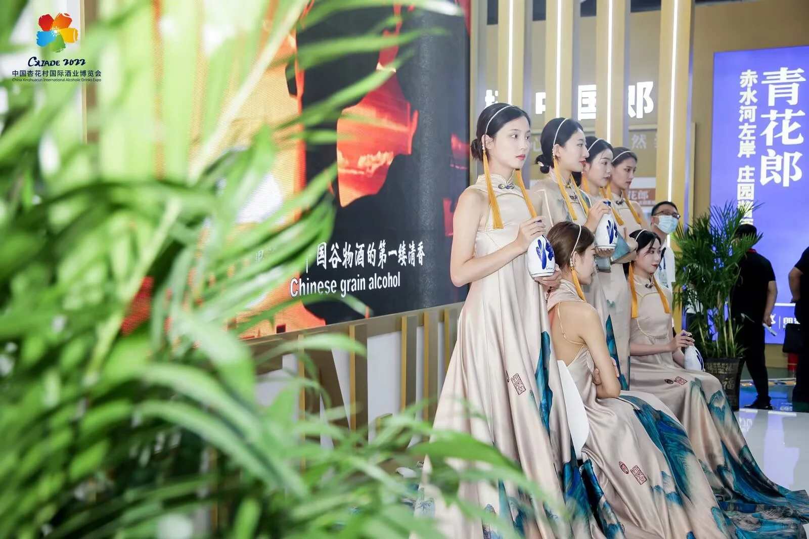 中式美学的会场布置画卷式大屏诉说品牌故事