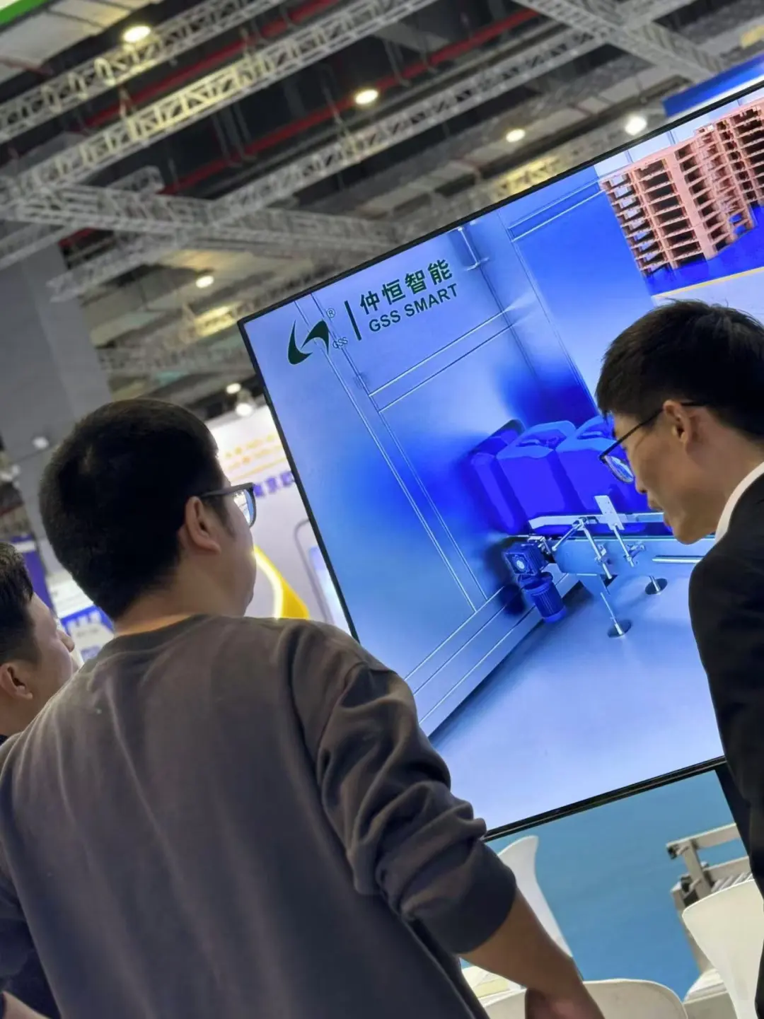上班一个月就去参展了