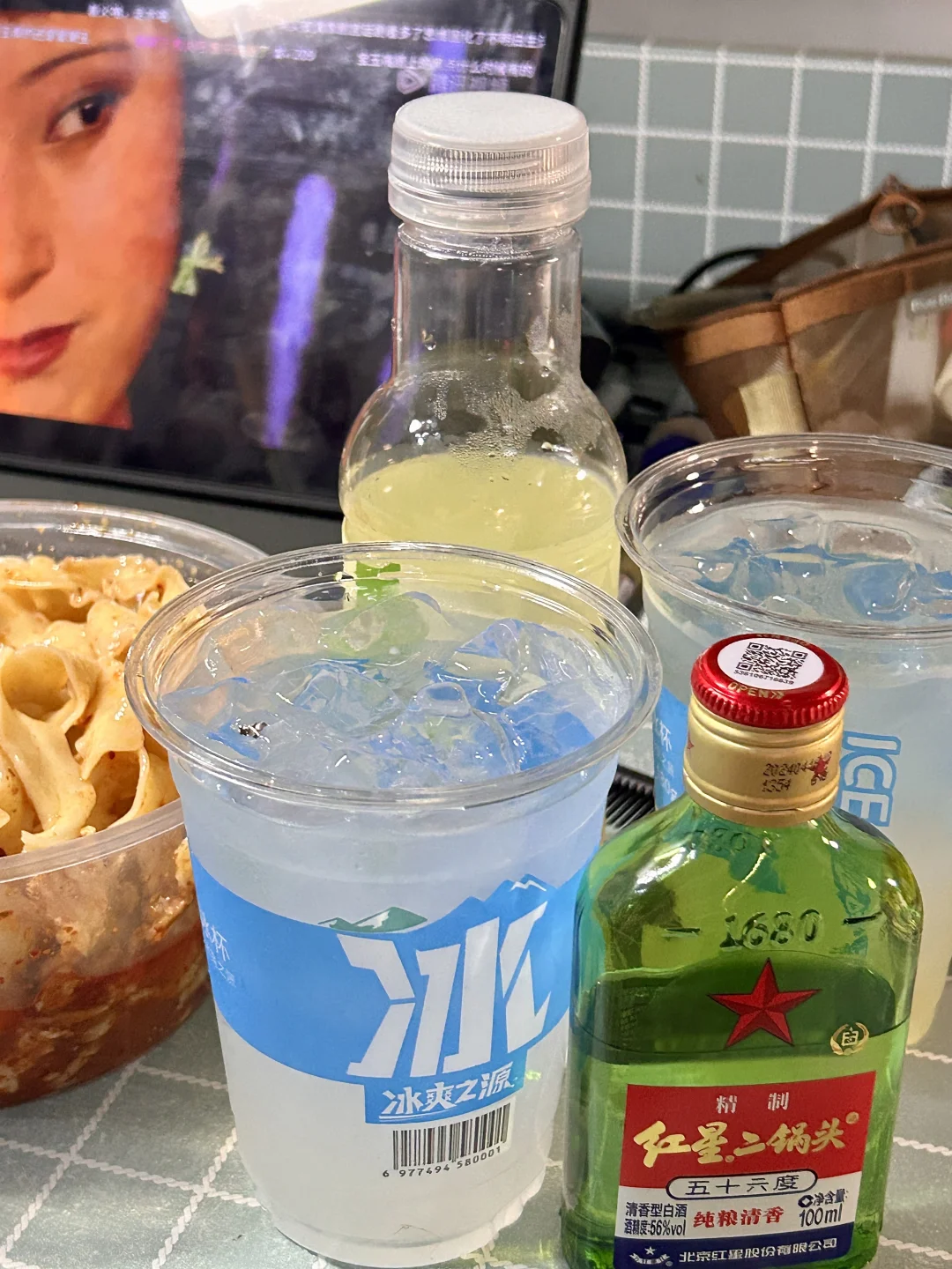 一杯二锅头，呛的眼泪流～