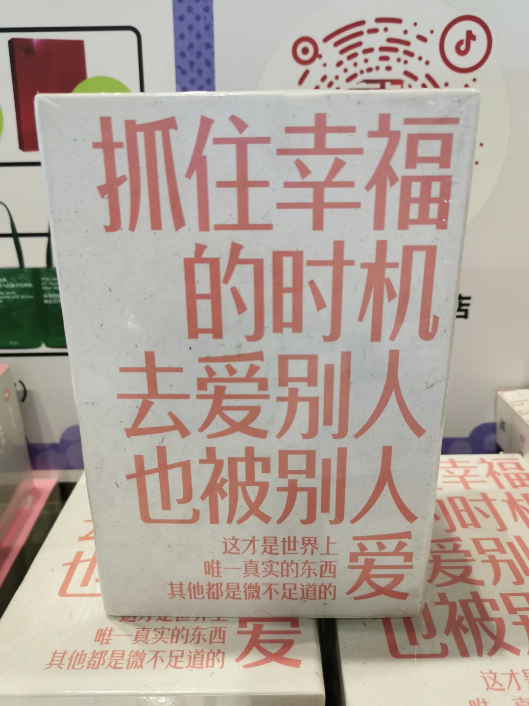 一个人参观2024中国-东盟图书文化周展览