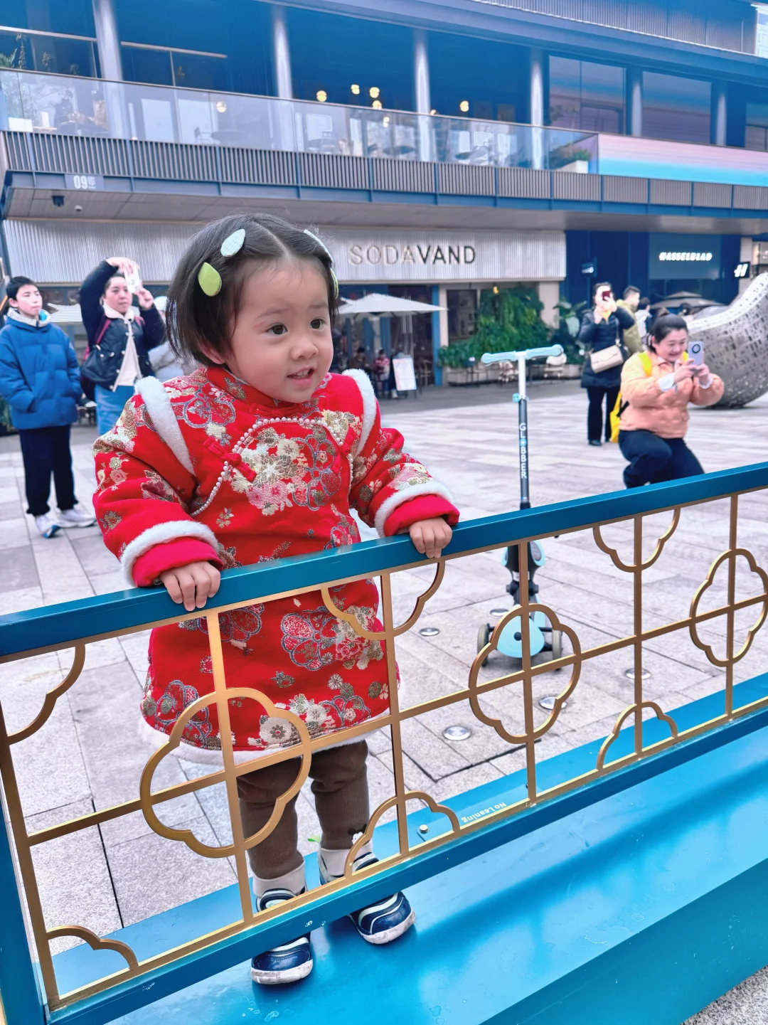 生了二宝，大宝吃醋了，所以出了月子带她出门