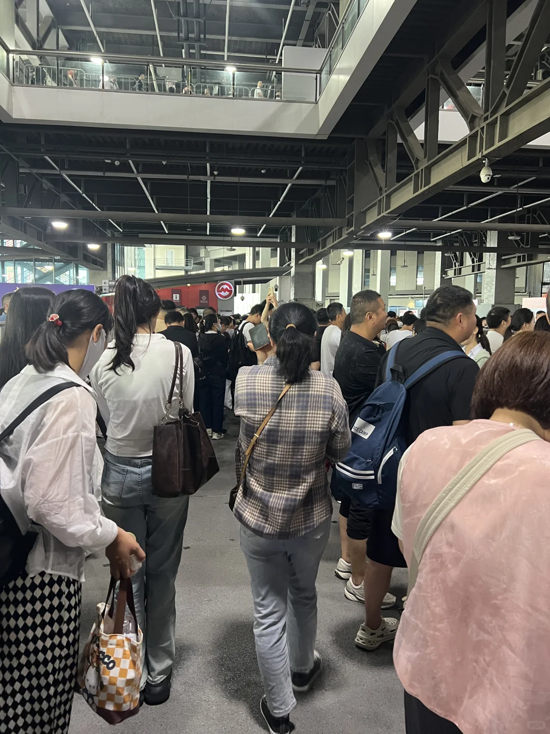 预计今天食品展有一万人