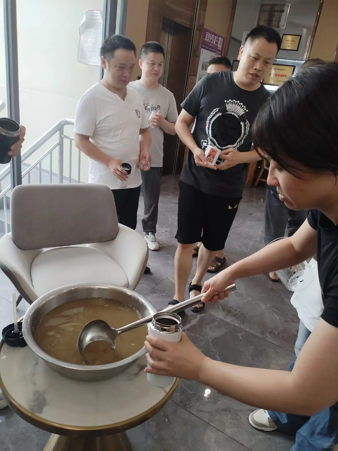 招聘  招聘啦！！ ? 公司下午茶福利哦