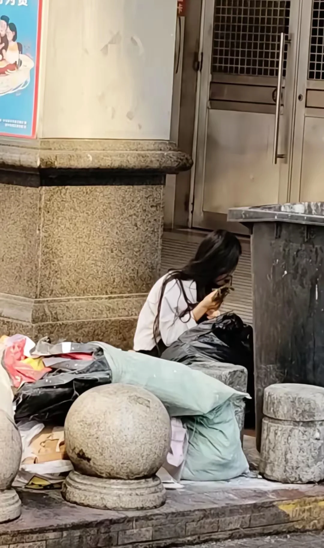 柳州一漂亮女子捡垃圾食用，她到底经历了什么？