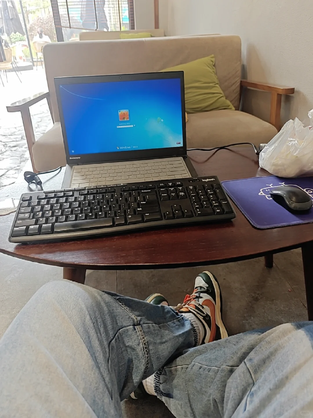 失业高端金融中年男人打卡茶店的一天