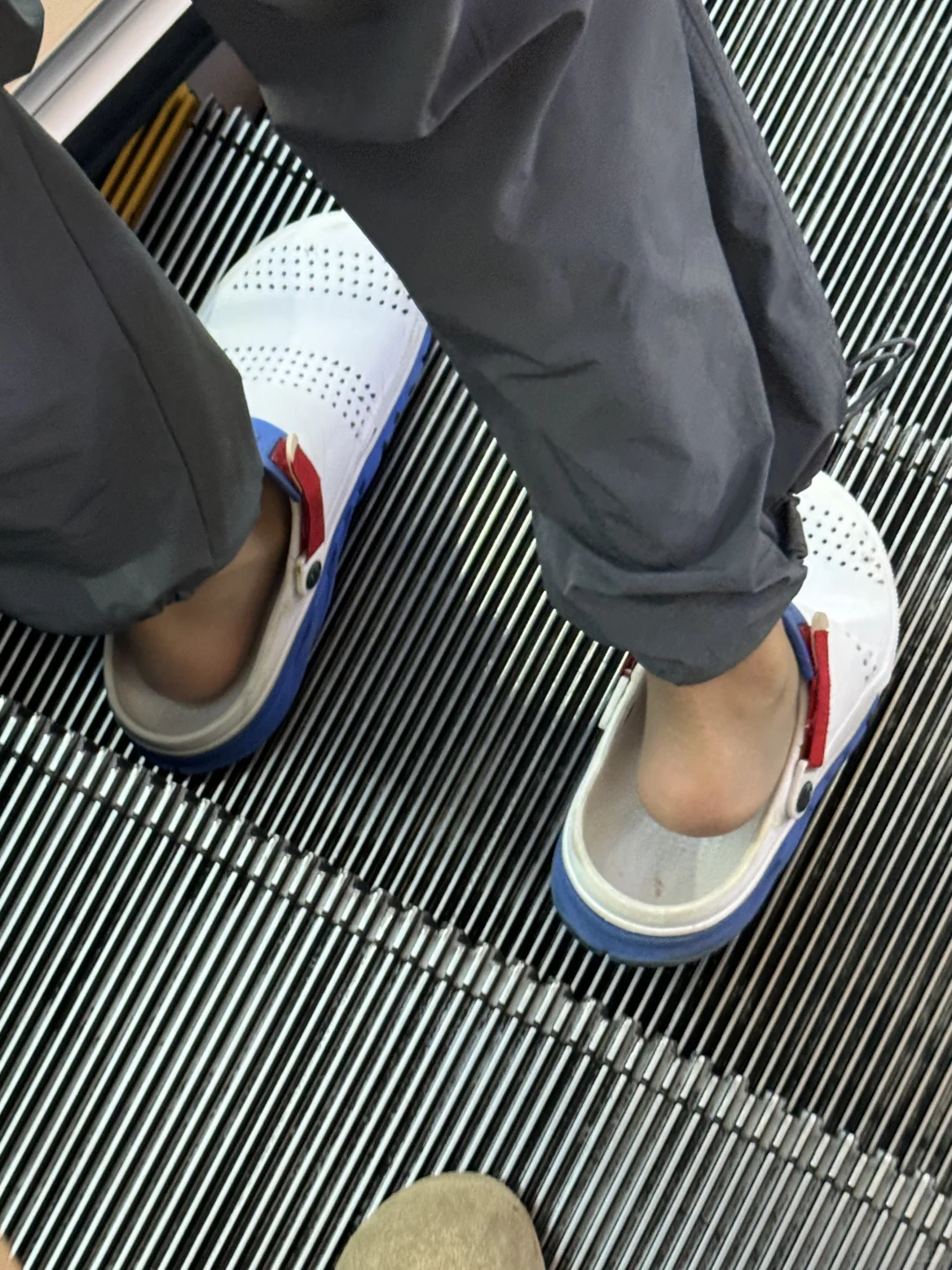 男朋友和我去逛街居然偷偷穿了我的丝袜