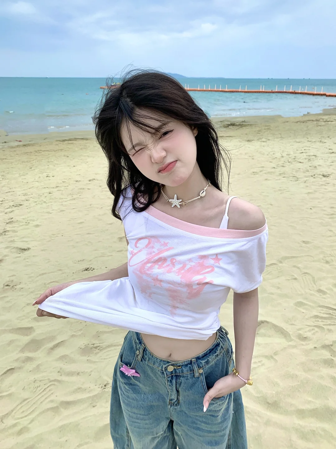 ??到底穿粉色还是蓝色跟海边更配呢