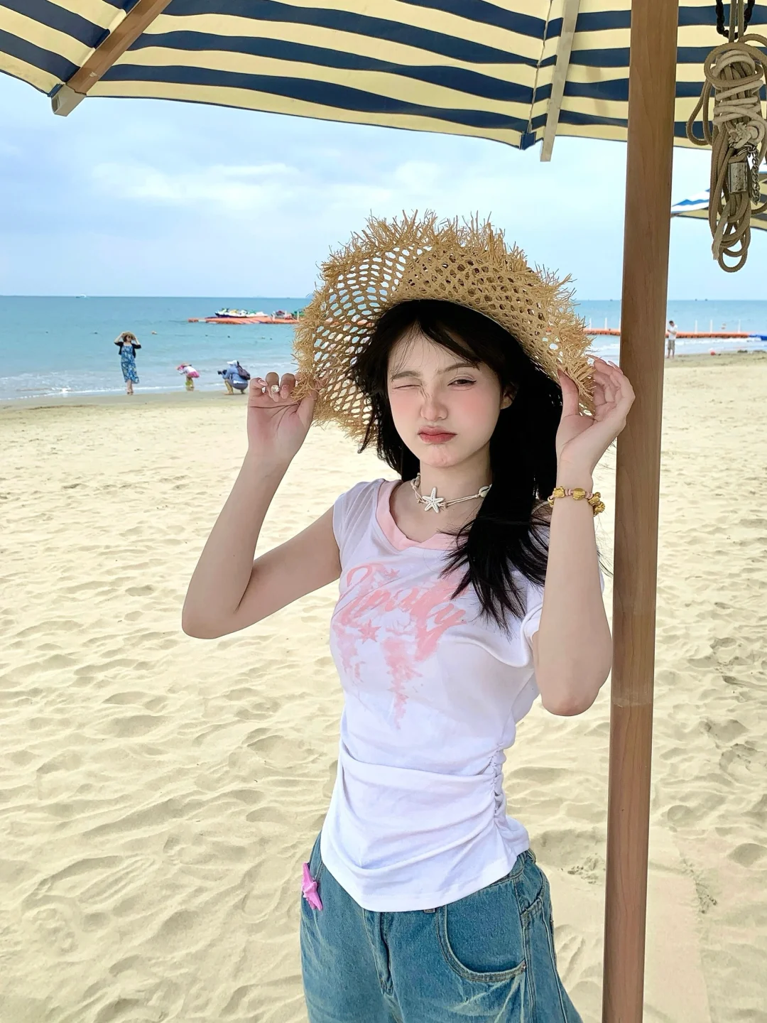 ??到底穿粉色还是蓝色跟海边更配呢