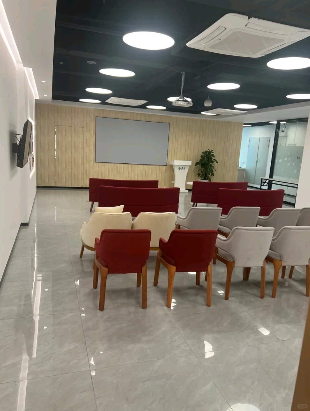 找工作吗，周末双休，五险一金