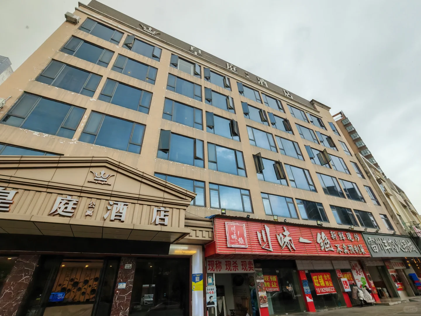 招个酒店前台有人感兴趣吗？