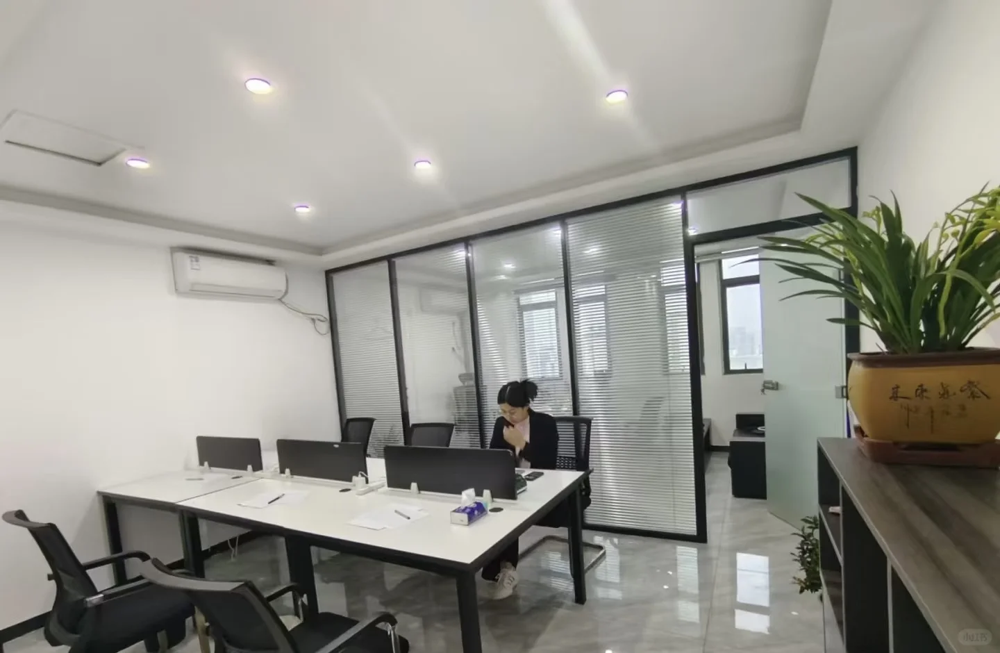 个人工作室缺你，待遇不差为什么找不到人啊