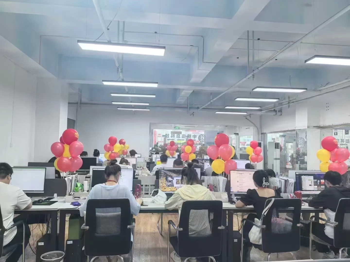 终于让我找到月休八天的工作了，还不加班